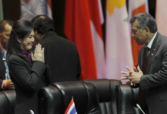 Tổng thư ký ASEAN Surin Pitsuwan cũng tỏ ra bối rối trước Thủ tướng Thái Lan